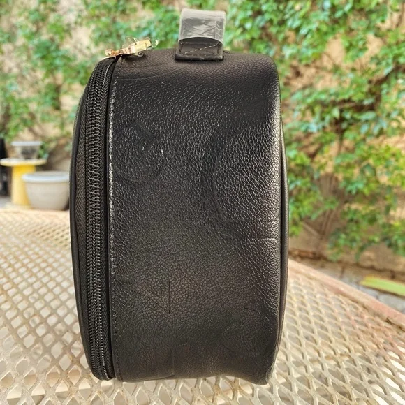 NWT Guess Woman's small cosmetic black bag - Picture 4 of 9